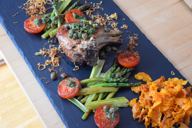 Kotelett mit Kapersauce und Gemüse der Saison (7)