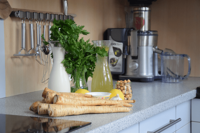 Petersilienblätter - und wurzelsuppe mit Haselnüssen (1)
