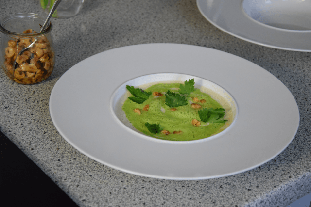 Petersilienblätter – und wurzelsuppe mit Haselnüssen – Küchenereignisse Petersilienblätter – und wurzelsuppe mit Haselnüssen – Küchenereignisse