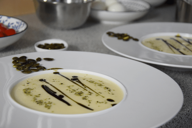 Sellerie-Birnen-Suppe mit Kürbiskernöl (1)