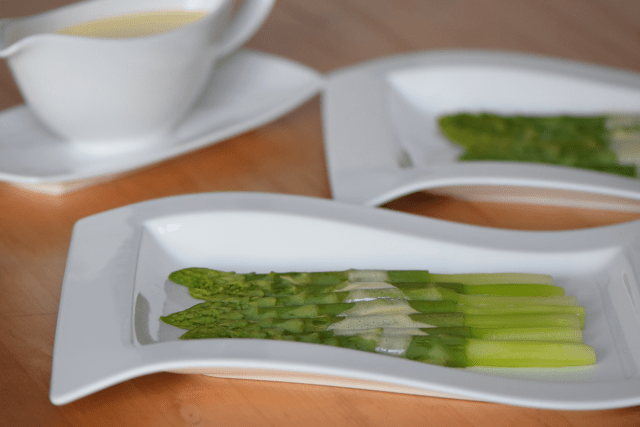 Grüner Spargel mit Sauce Mousseline (4)