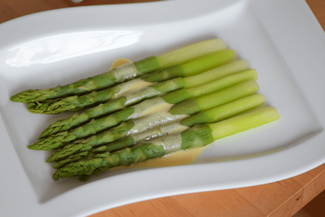 Grüner Spargel mit Sauce Mousseline (5)
