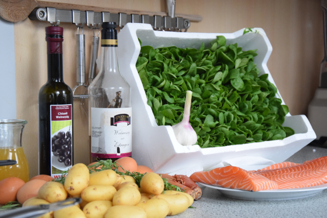 Lachs mit Sauce béarnaise und Spinat (1)