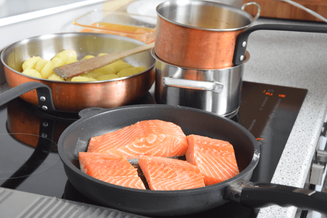 Lachs mit Sauce béarnaise und Spinat (2)