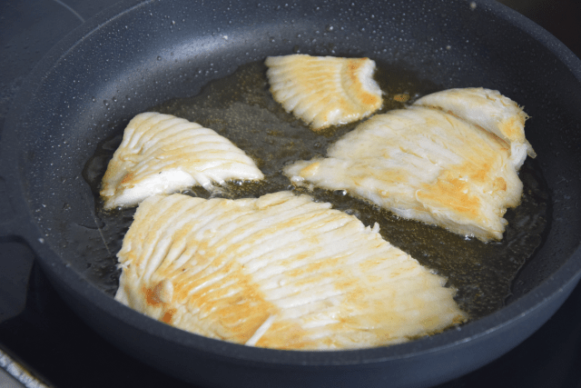 Rochenflügerl mit Sardellenbutter (3).png