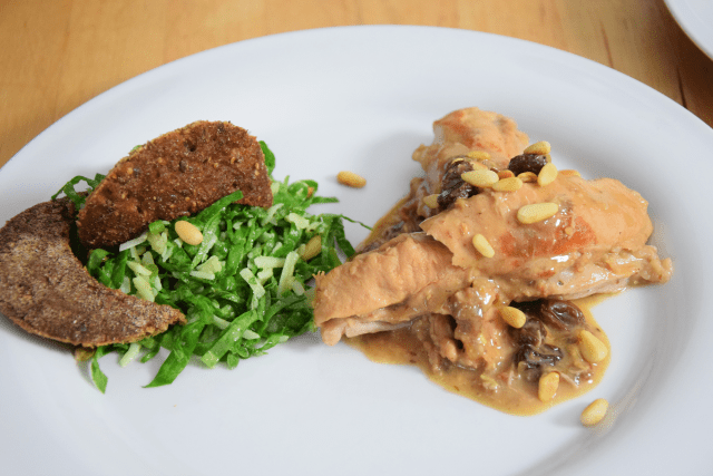 Süßsaures Kaninchen mit Spinat und Kräuterbrot (3)