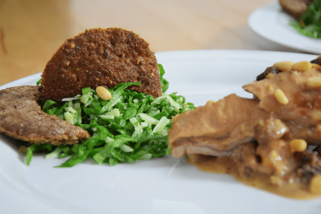 Süßsaures Kaninchen mit Spinat und Kräuterbrot (5)