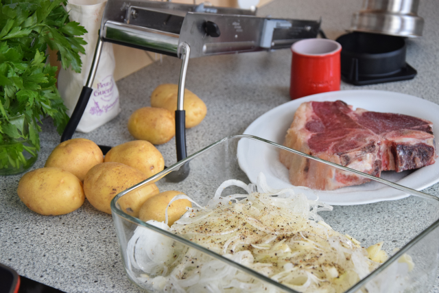 T-Bone-Steak mit Goaßkäs-Tomaten (2).png