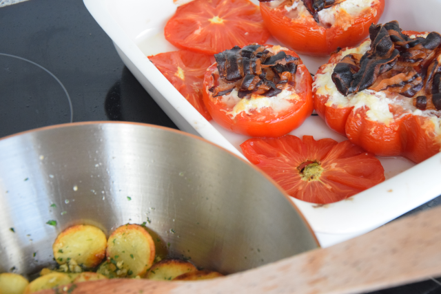 T-Bone-Steak mit Goaßkäs-Tomaten (6).png