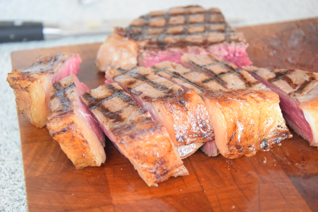 T-Bone-Steak mit Goaßkäs-Tomaten (7).png