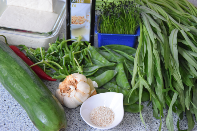 Wasserspinatsalat mit Tofu und Chili (1)