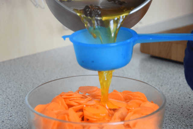 Jakobsmuscheln mit Karotten-Sauerkraut und Orangenblüten-Dashi (2)