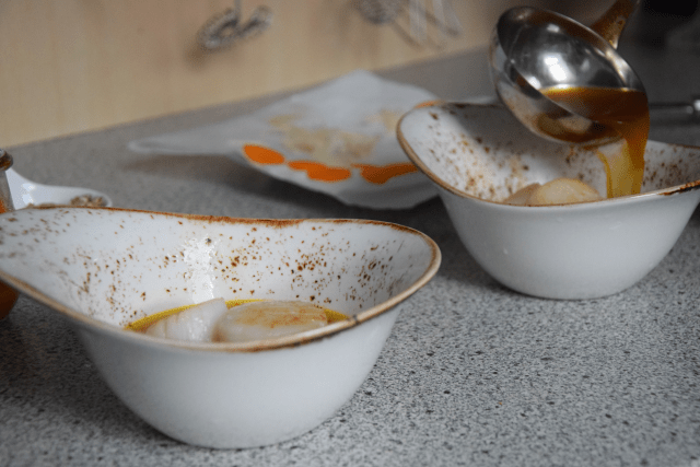 Jakobsmuscheln mit Karotten-Sauerkraut und Orangenblüten-Dashi (4)