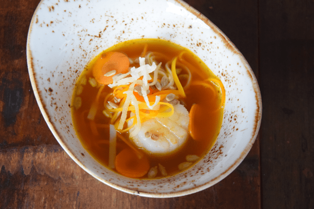 Jakobsmuscheln mit Karotten-Sauerkraut und Orangenblüten-Dashi (5)