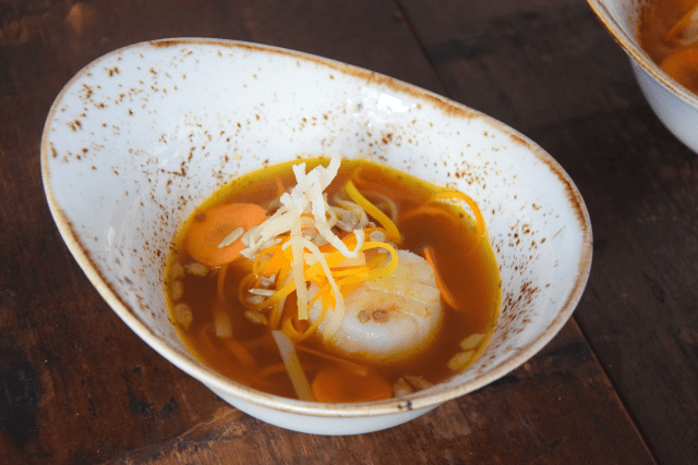 Jakobsmuscheln mit Karotten-Sauerkraut und Orangenblüten-Dashi (6)