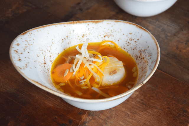 Jakobsmuscheln mit Karotten-Sauerkraut und Orangenblüten-Dashi (7)