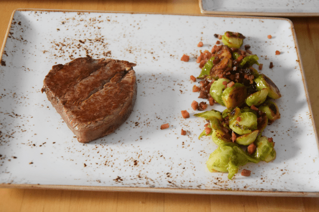 Steak mit geschmolzenen Zwiebeln (2)