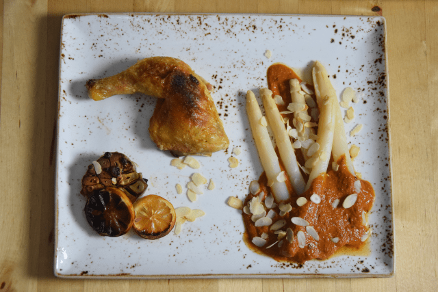 Gegrilltes Hähnchen mit Romesco-Sauce und Spargel (9)