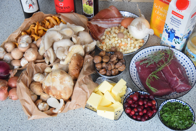 Hirsch mit Speckknödel und Moosbeermarmelad (1)