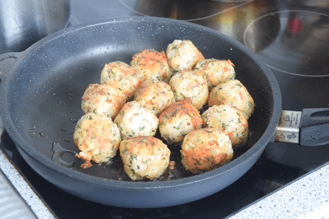 Hirsch mit Speckknödel und Moosbeermarmelad (2)