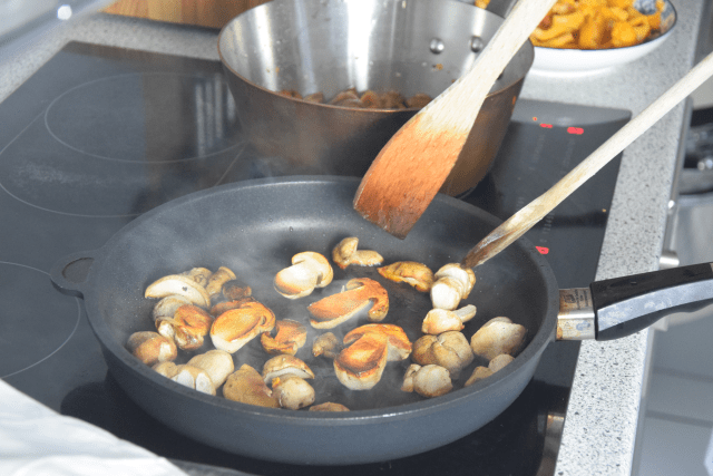 Hirsch mit Speckknödel und Moosbeermarmelad (3)