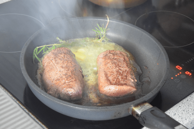 Hirsch mit Speckknödel und Moosbeermarmelad (4).png