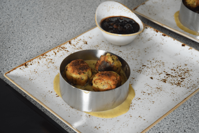 Hirsch mit Speckknödel und Moosbeermarmelad (5)