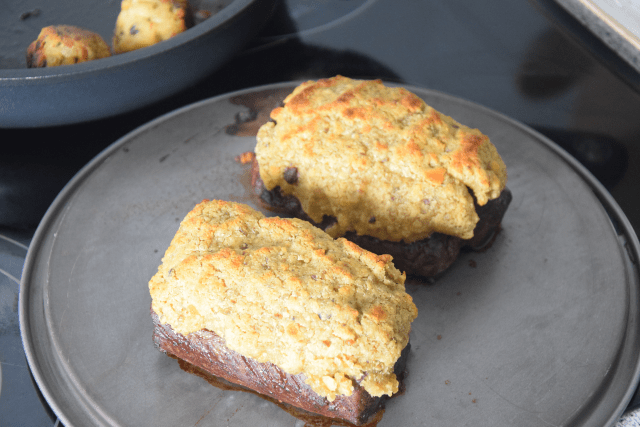 Hirsch mit Speckknödel und Moosbeermarmelad (6)