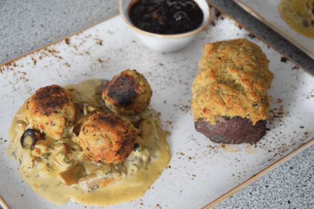 Hirsch mit Speckknödel und Moosbeermarmelad (7)