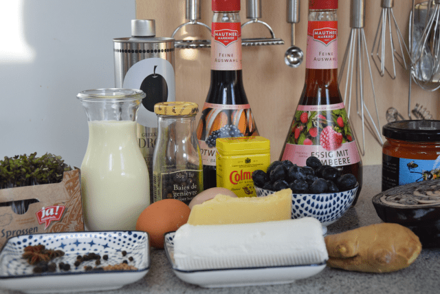 Wacholderkuchen mit Blaukraut-Pickles und Blaubeer-Senf (1).png