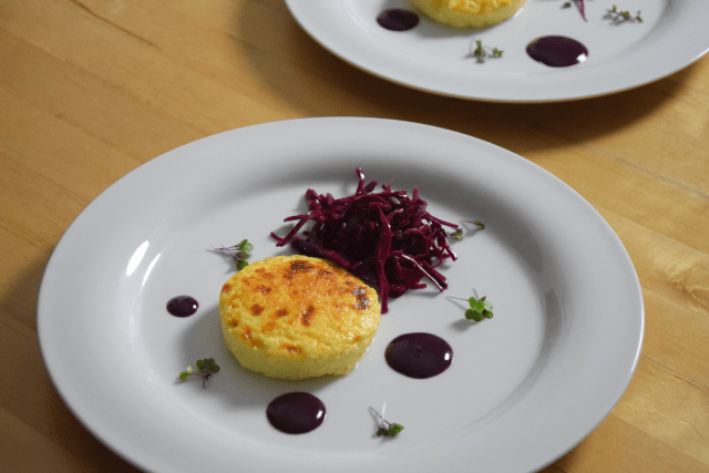 Wacholderkuchen mit Blaukraut-Pickles und Blaubeer-Senf (4)