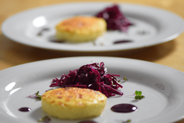 Wacholderkuchen mit Blaukraut-Pickles und Blaubeer-Senf (6)