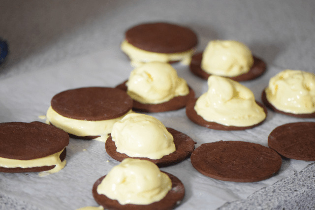 Doppelkekse mit Safraneis (2)