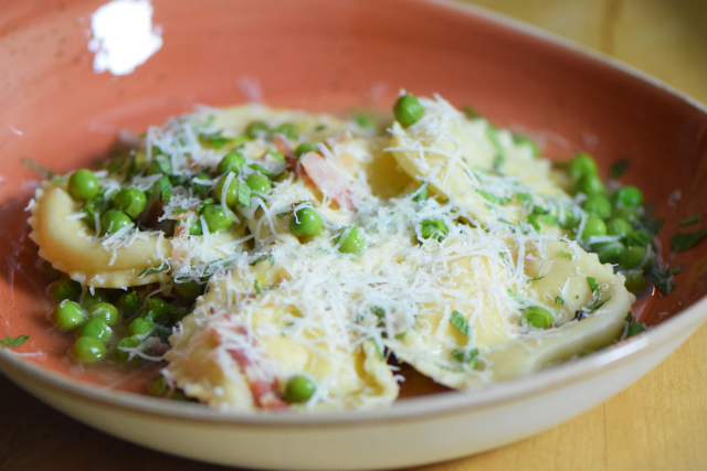 Ricotta-Ravioli mit Erbsen und Speck (7)
