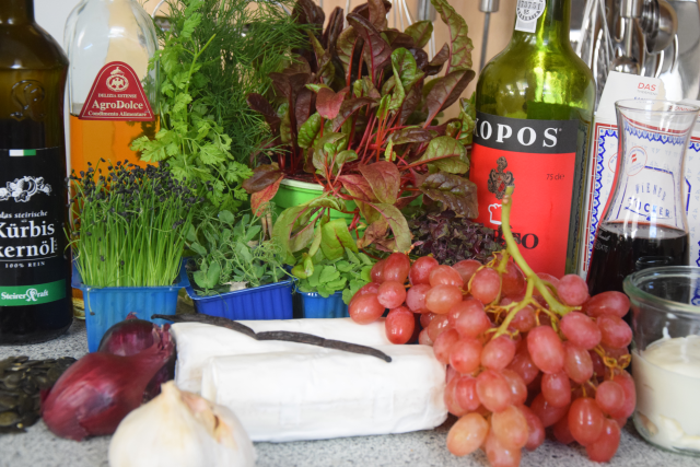 Vanille-Ziegenkäse mit eingelegten Trauben und Kürbiskernpesto (1)