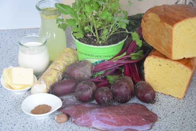 Gebratene Gänsebrust mit Beifuß, Krenbrioche, rote Rübe (1)