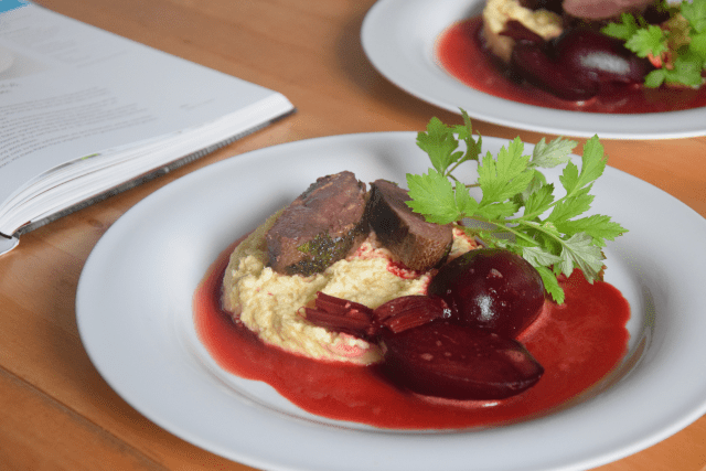 Gebratene Gänsebrust mit Beifuß, Krenbrioche, rote Rübe (2)