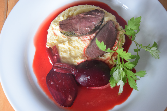 Gebratene Gänsebrust mit Beifuß, Krenbrioche, rote Rübe (3)