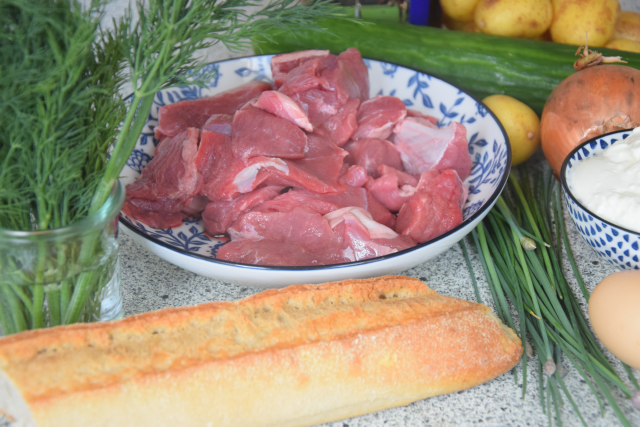 Kalbsfaschiertes mit Rahmdillgurkensalat und Erdäpfel (1)