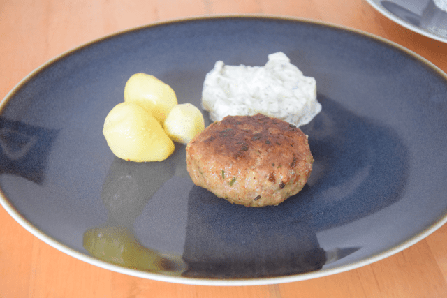 Kalbsfaschiertes mit Rahmdillgurkensalat und Erdäpfel (2)