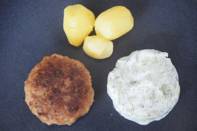 Kalbsfaschiertes mit Rahmdillgurkensalat und Erdäpfel (3)