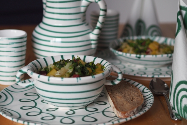Von der Serviette bis zum Wasserkrug: Grüngeflammtes von Gmundner Keramik, soweit das Auge reicht.