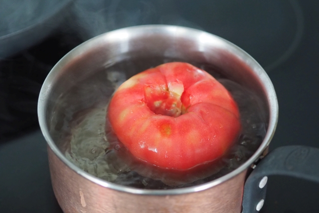 Gebratener Wolfsbarsch, Mayonnaisen mit Tomaten und Mandel