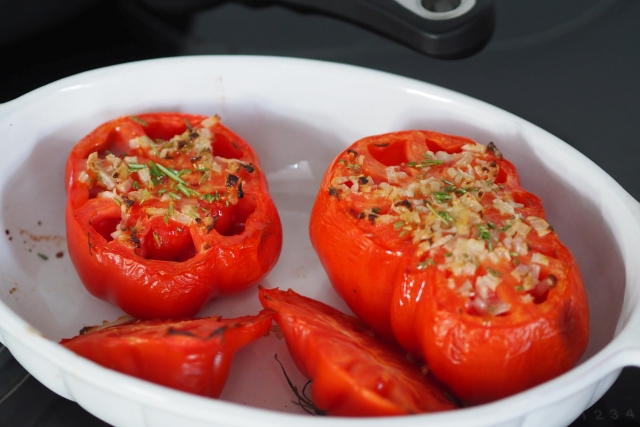 Gebratener Wolfsbarsch, Mayonnaisen mit Tomaten und Mandel