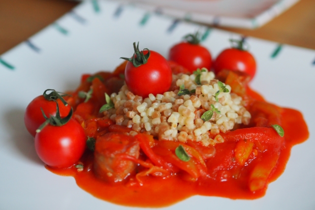 Letscho mit Tarhonya und Mangalitza-Würstel