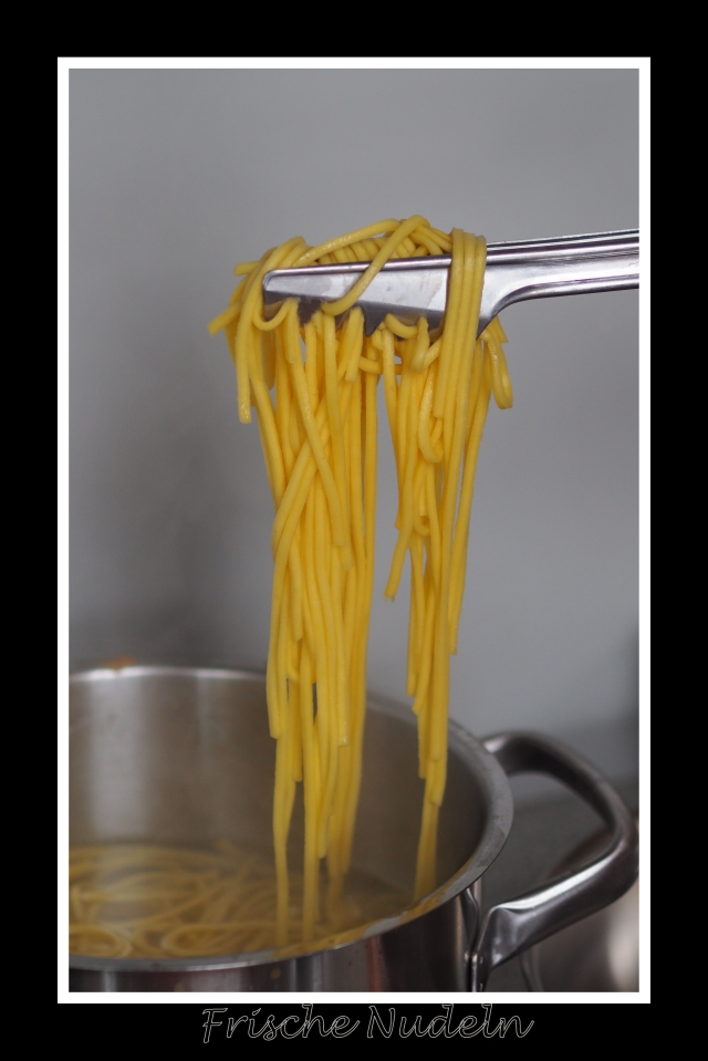 Tagliatelle mit Muscheln in Tomatensauce (4)