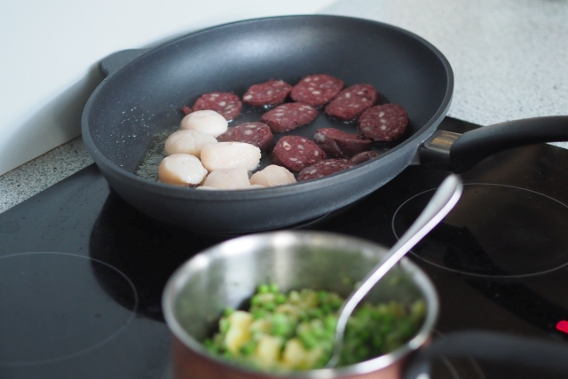 Jakobsmuscheln, Erbsen, Blutwurst