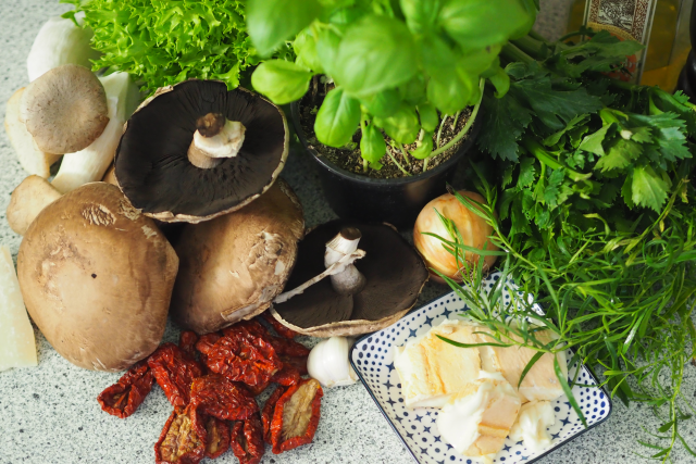 Mit Käse gestopfte Portobellos (1)