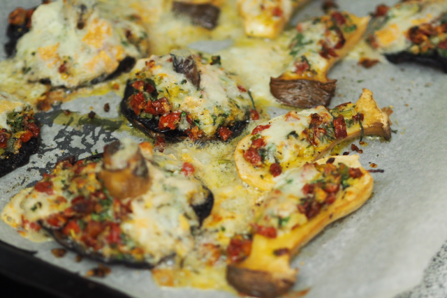 Mit Käse gestopfte Portobellos (4)