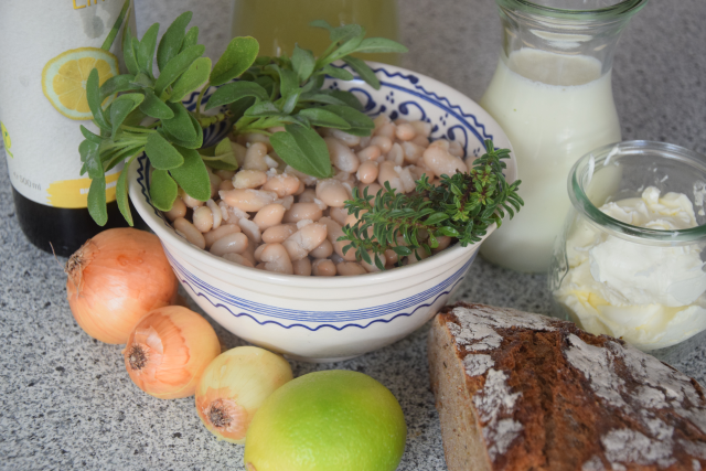 Bohnensuppe mit frittiertem Salbei (1)